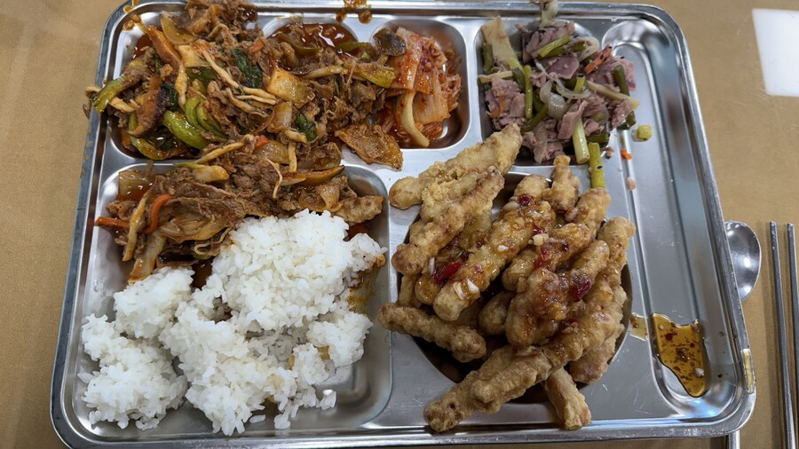 웬만한 사람들은 배가 부를때까지 음식을 먹지않아요_8.jpg