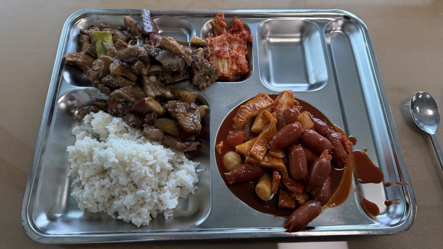 웬만한 사람들은 배가 부를때까지 음식을 먹지않아요_9.jpg