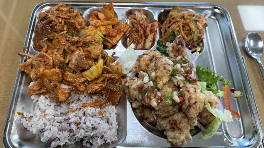 웬만한 사람들은 배가 부를때까지 음식을 먹지않아요_10.jpg