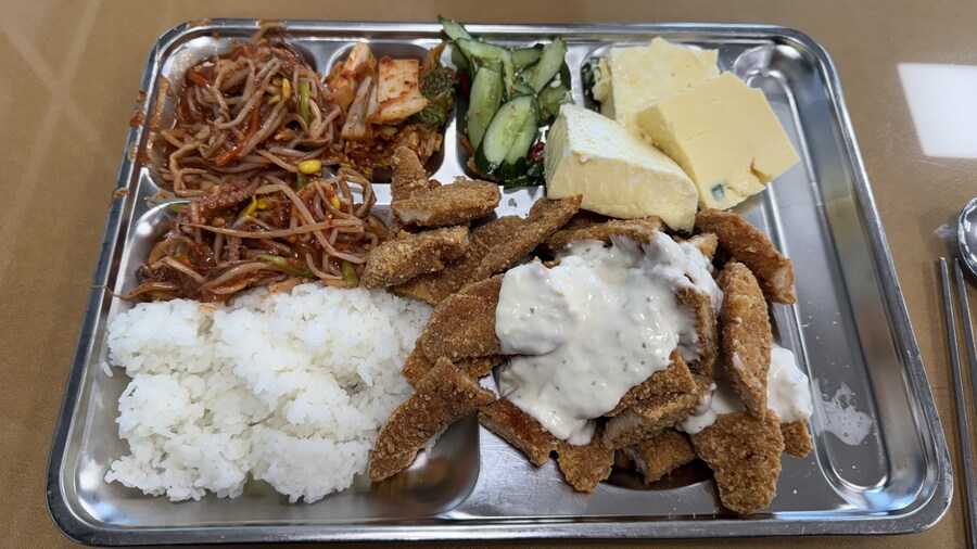 웬만한 사람들은 배가 부를때까지 음식을 먹지않아요_17.jpg