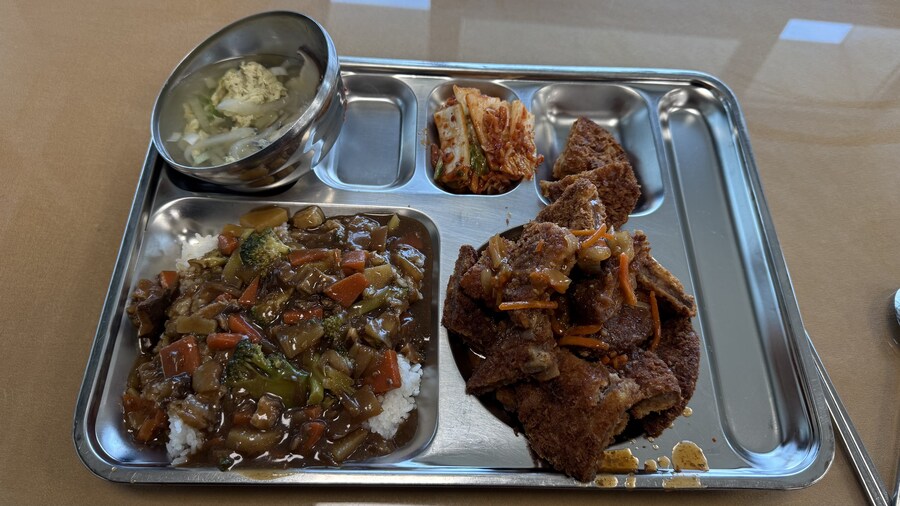 웬만한 사람들은 배가 부를때까지 음식을 먹지않아요_18.jpg