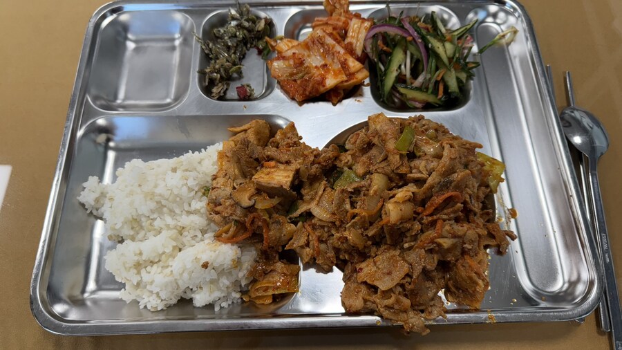 웬만한 사람들은 배가 부를때까지 음식을 먹지않아요_21.jpg