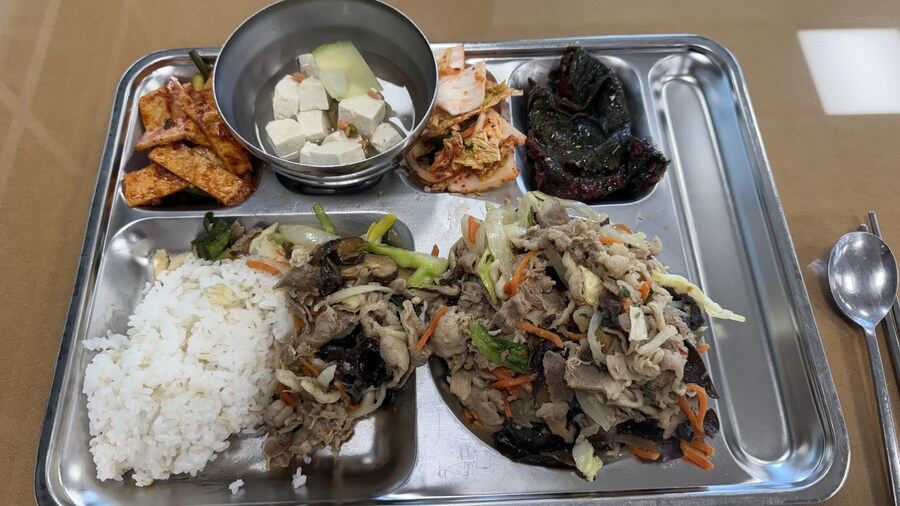 웬만한 사람들은 배가 부를때까지 음식을 먹지않아요_25.jpg