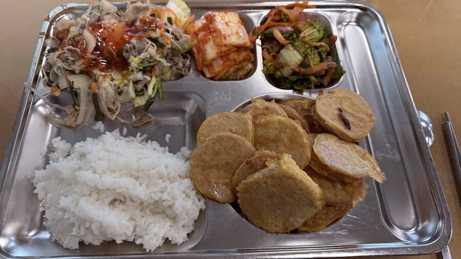 웬만한 사람들은 배가 부를때까지 음식을 먹지않아요_29.jpg
