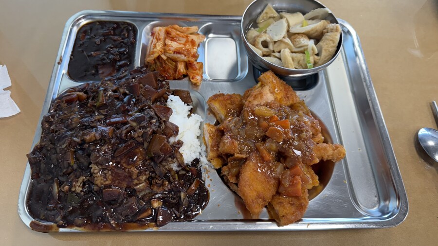 웬만한 사람들은 배가 부를때까지 음식을 먹지않아요_30.jpg
