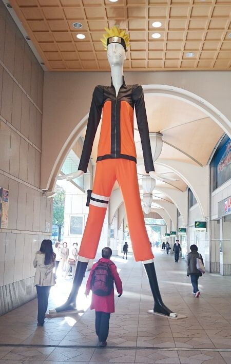 사람들 많은곳에서 바지 벗겨서 꼬추 노출한 나루토_1.jpg
