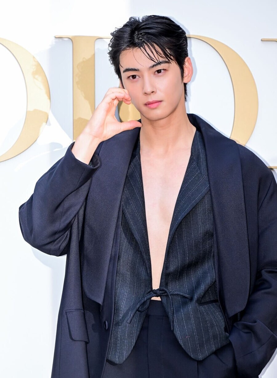 남자가 가슴노출하면 어울릴꺼 같냐? ㅋㅋㅋㅋ_2.jpg
