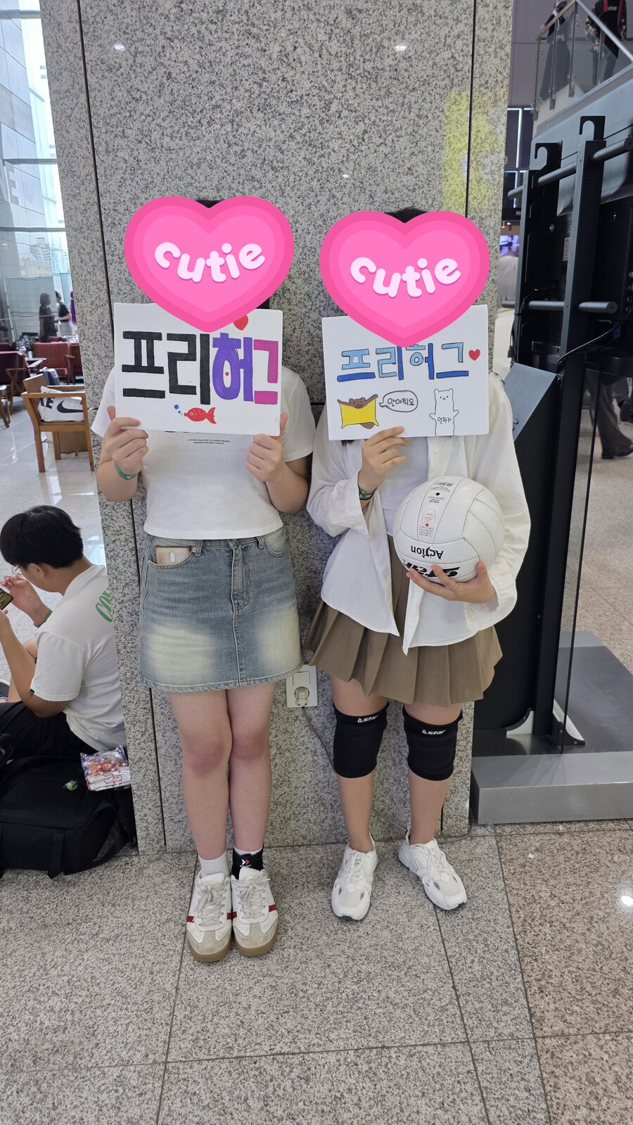 뭣 어린 여자애들이 프리허그 해준다고!_1.jpg