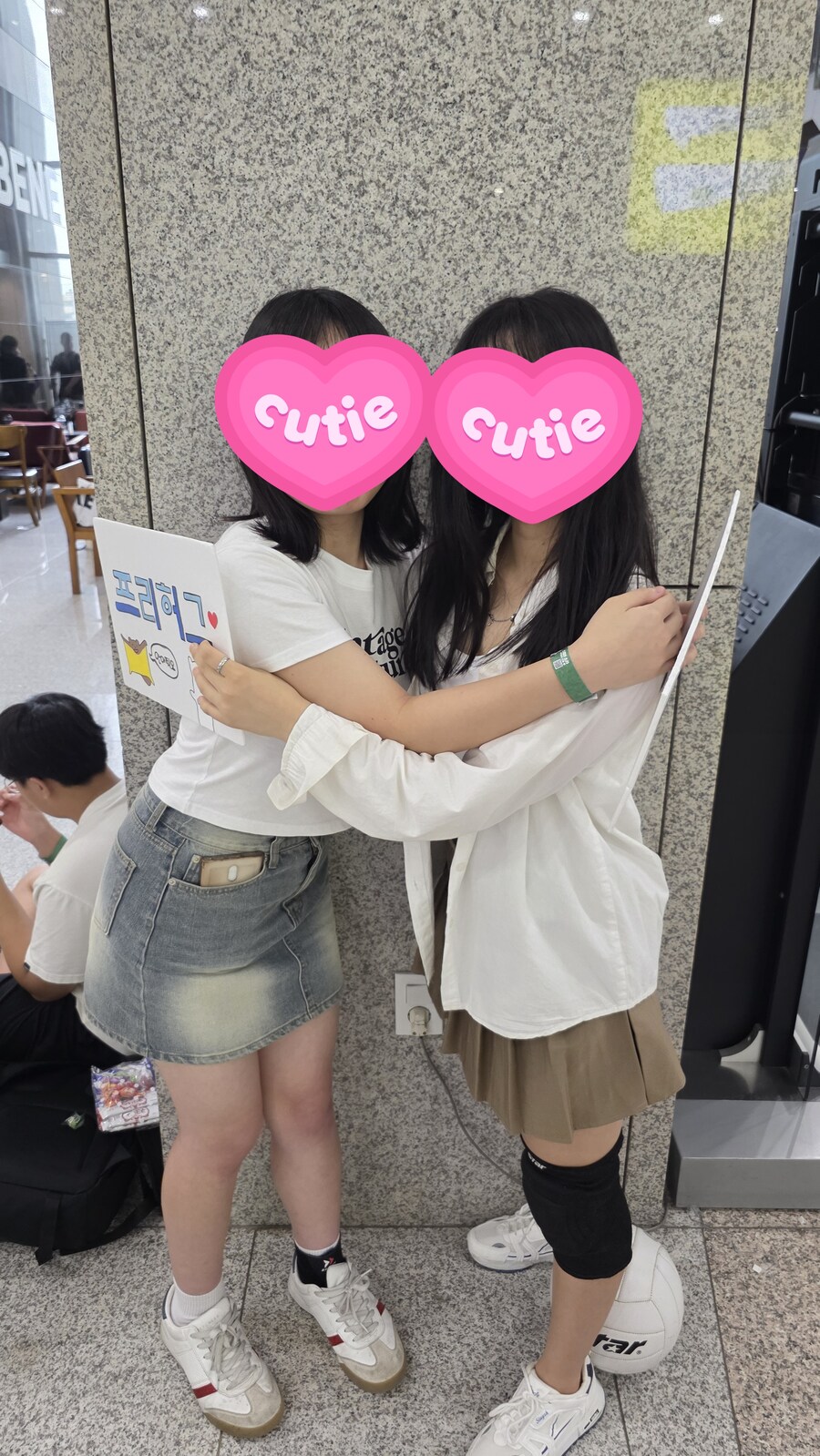 뭣 어린 여자애들이 프리허그 해준다고!_2.jpg