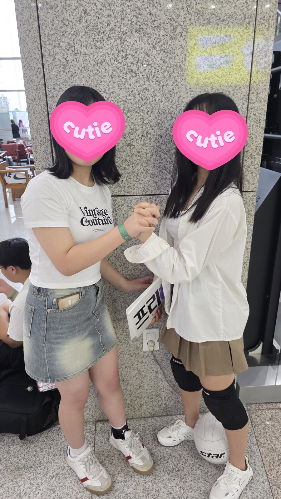 뭣 어린 여자애들이 프리허그 해준다고!_3.jpg