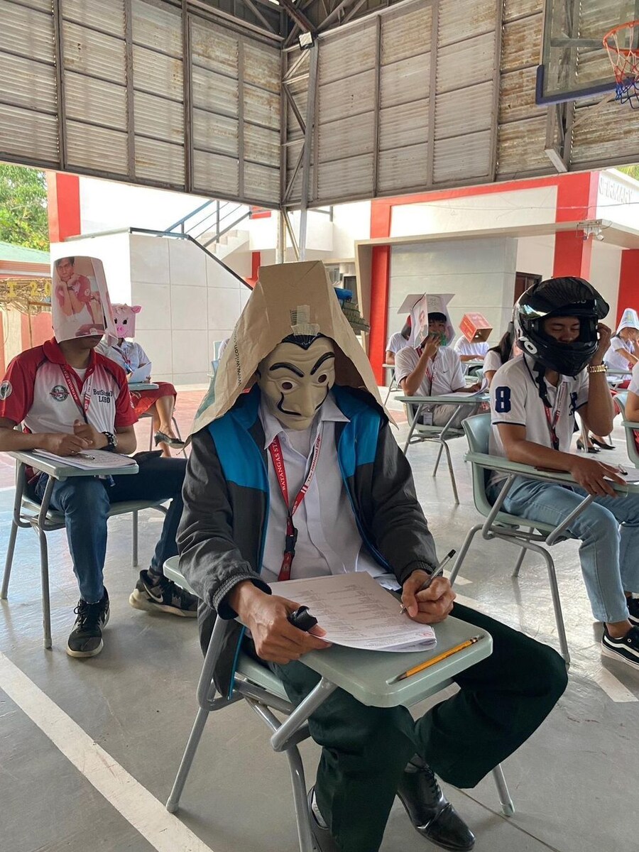필리핀 대학교에서 컨닝 방지하는 방법.jpg_8.jpg