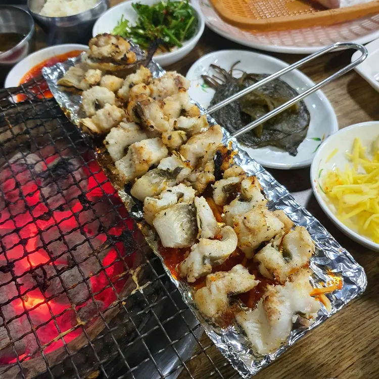 장어집 왔는데 초생강이 다 떨어졌다고 계란지단을 만들어준다고 한다_1.webp
