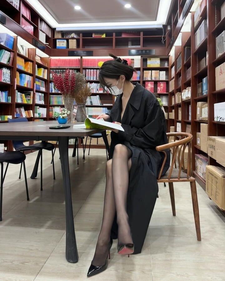 도서관에서 교양있게 책읽는 누나_1.jpg