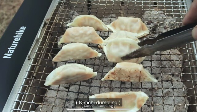 솔로캠핑하는 아저씨가 보여주는 한국 음식들.jpg_4.jpg
