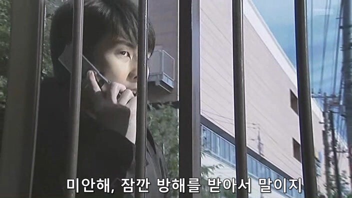 바이러스로 무장한 테러리스트를 붙잡은 주인공_1.jpg