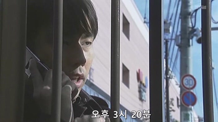 바이러스로 무장한 테러리스트를 붙잡은 주인공_3.jpg