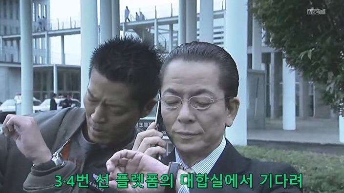 바이러스로 무장한 테러리스트를 붙잡은 주인공_4.jpg