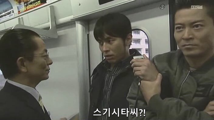 바이러스로 무장한 테러리스트를 붙잡은 주인공_9.jpg