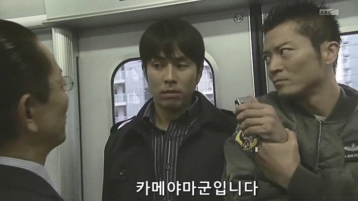 바이러스로 무장한 테러리스트를 붙잡은 주인공_12.jpg