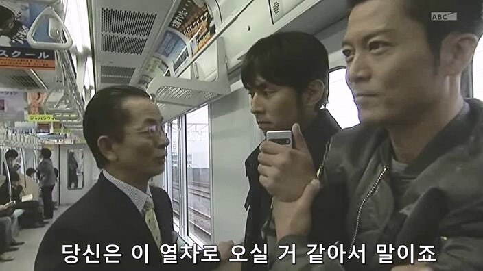 바이러스로 무장한 테러리스트를 붙잡은 주인공_14.jpg