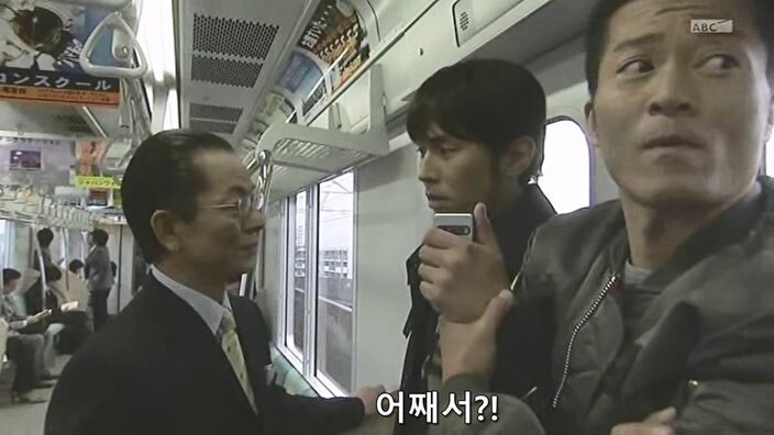 바이러스로 무장한 테러리스트를 붙잡은 주인공_15.jpg