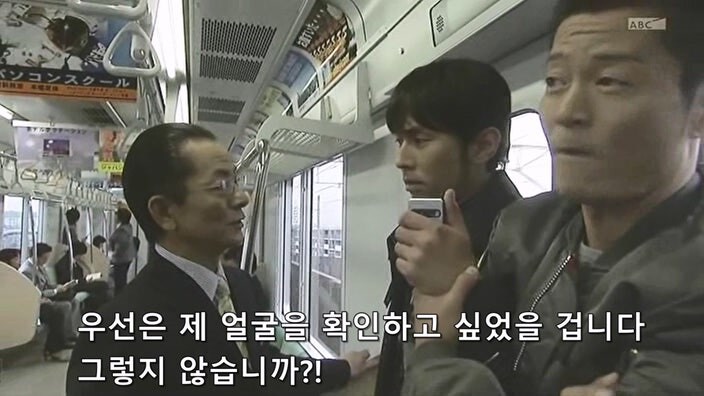 바이러스로 무장한 테러리스트를 붙잡은 주인공_16.jpg