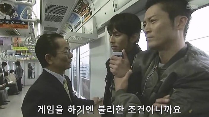 바이러스로 무장한 테러리스트를 붙잡은 주인공_18.jpg