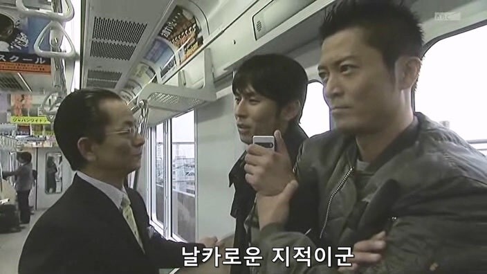 바이러스로 무장한 테러리스트를 붙잡은 주인공_19.jpg