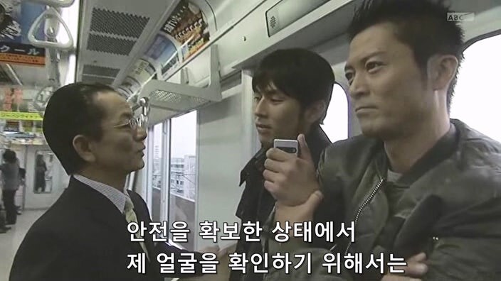 바이러스로 무장한 테러리스트를 붙잡은 주인공_20.jpg