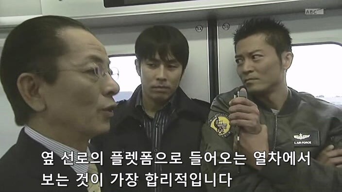 바이러스로 무장한 테러리스트를 붙잡은 주인공_22.jpg