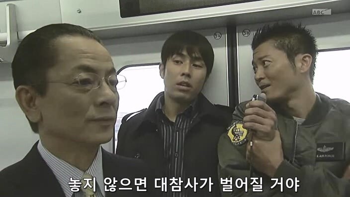 바이러스로 무장한 테러리스트를 붙잡은 주인공_23.jpg