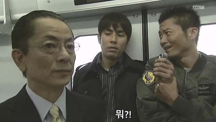 바이러스로 무장한 테러리스트를 붙잡은 주인공_24.jpg
