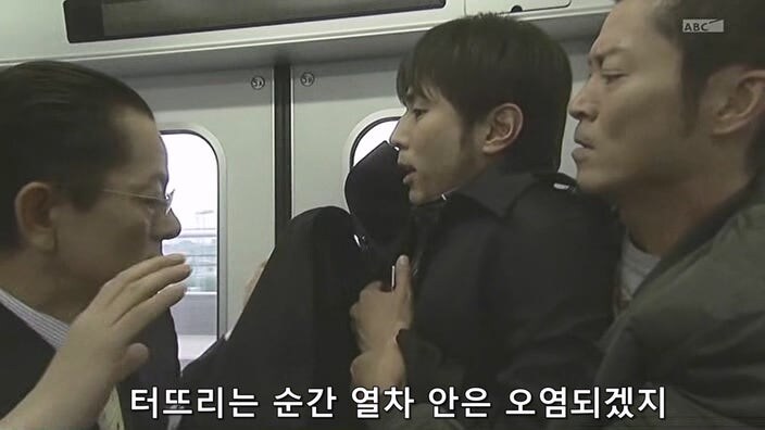 바이러스로 무장한 테러리스트를 붙잡은 주인공_31.jpg