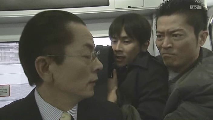 바이러스로 무장한 테러리스트를 붙잡은 주인공_33.jpg