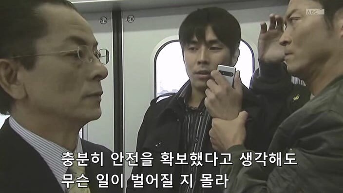 바이러스로 무장한 테러리스트를 붙잡은 주인공_34.jpg