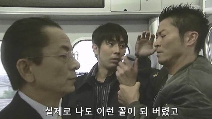 바이러스로 무장한 테러리스트를 붙잡은 주인공_35.jpg