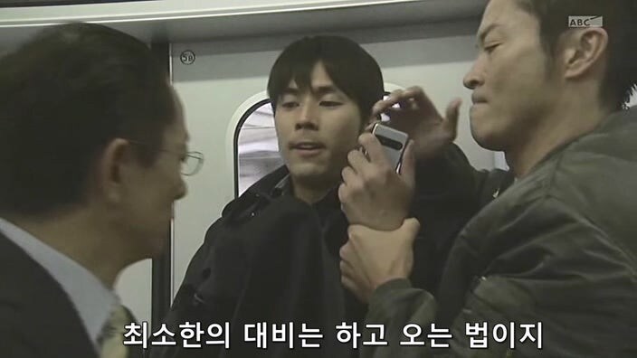 바이러스로 무장한 테러리스트를 붙잡은 주인공_36.jpg
