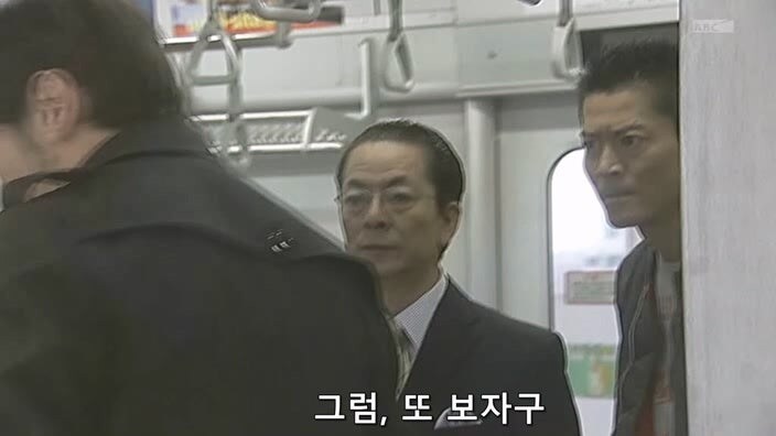 바이러스로 무장한 테러리스트를 붙잡은 주인공_40.jpg