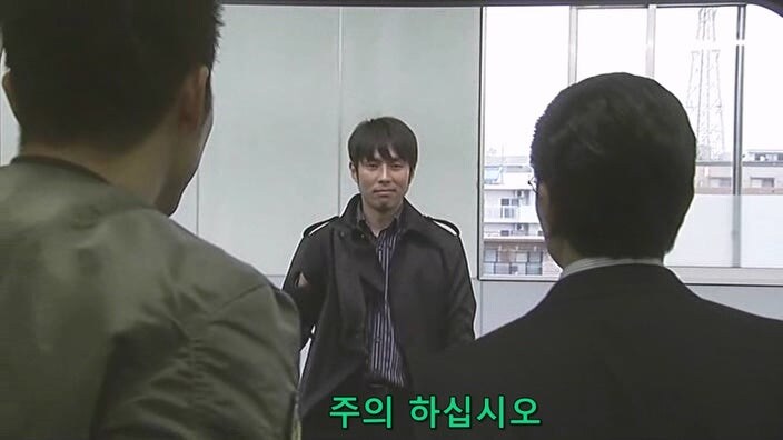 바이러스로 무장한 테러리스트를 붙잡은 주인공_41.jpg