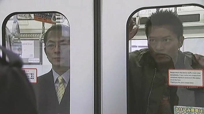 바이러스로 무장한 테러리스트를 붙잡은 주인공_42.jpg
