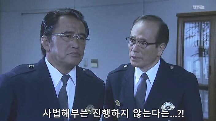 형사가 용의자를 때려죽였는데 은폐하는 경찰들_27.jpg