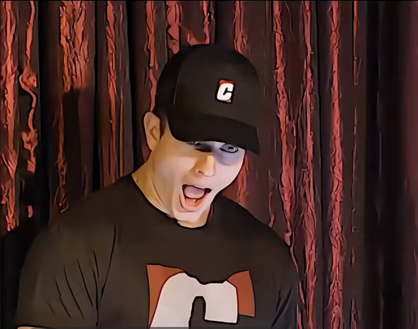 스탠딩코미디에서 관객이 갑자기 가슴을 까라고 한다_6.png