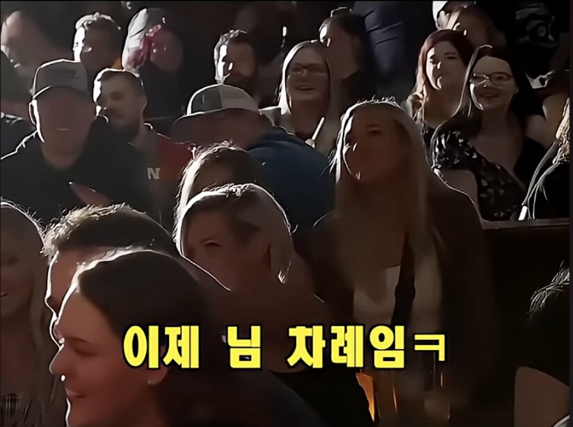 스탠딩코미디에서 관객이 갑자기 가슴을 까라고 한다_8.png
