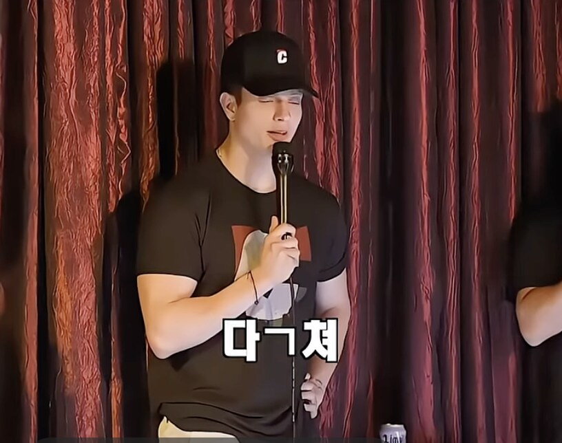 스탠딩코미디에서 관객이 갑자기 가슴을 까라고 한다_9.png