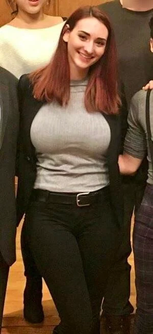 학교 교사 복장 원본 사진 주인_2.webp