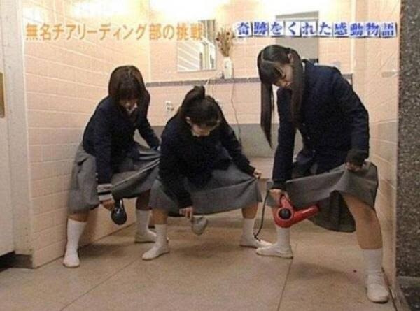 치마를 말리는 여성들_1.jpg
