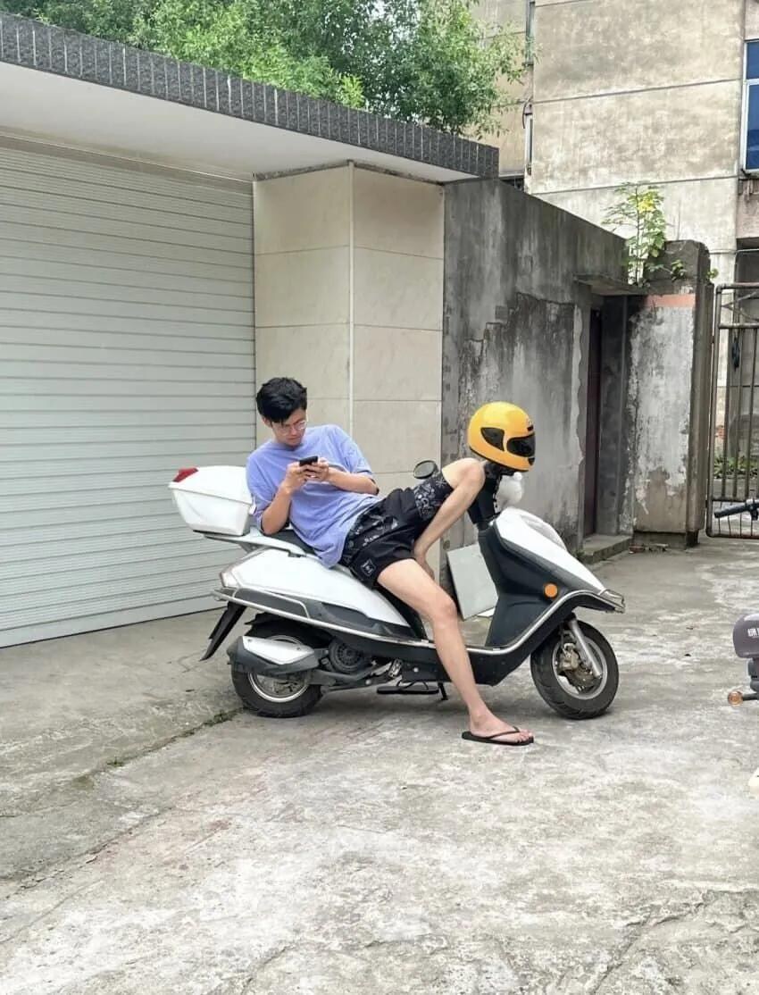 바이크 뒤에 탄 남자에게 엉덩이를 들이미는 섹시녀.jpg_1.jpg