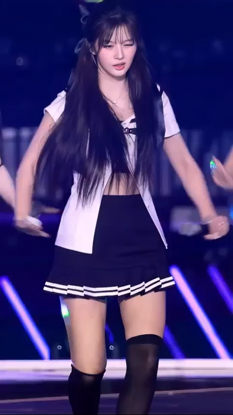 씹덕들이 잘못 알고 있는 레깅스와 스타킹 gif_4.webp