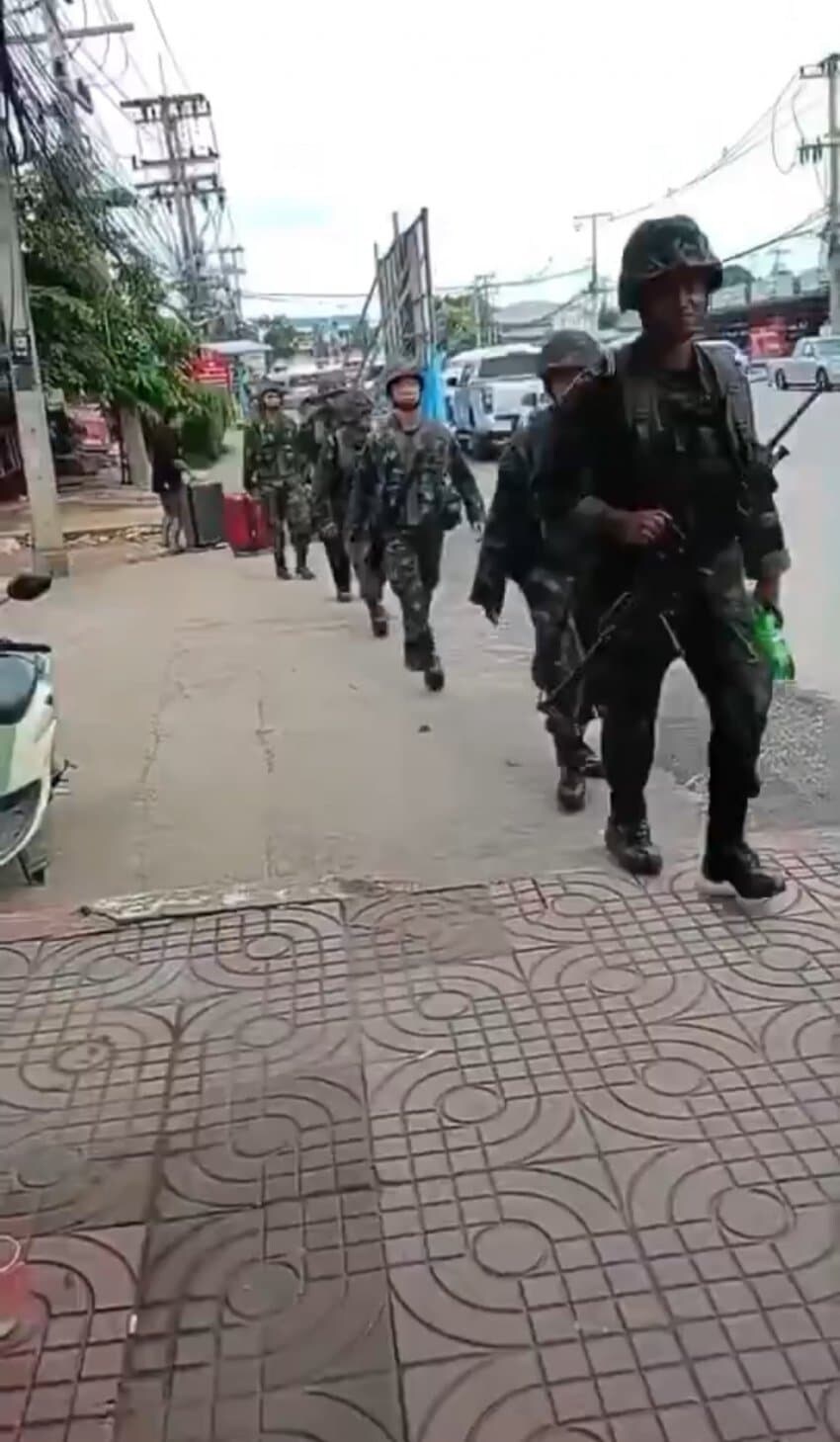 한국산 기관총으로 무장한 태국군이 국경으로 이동중_1.png