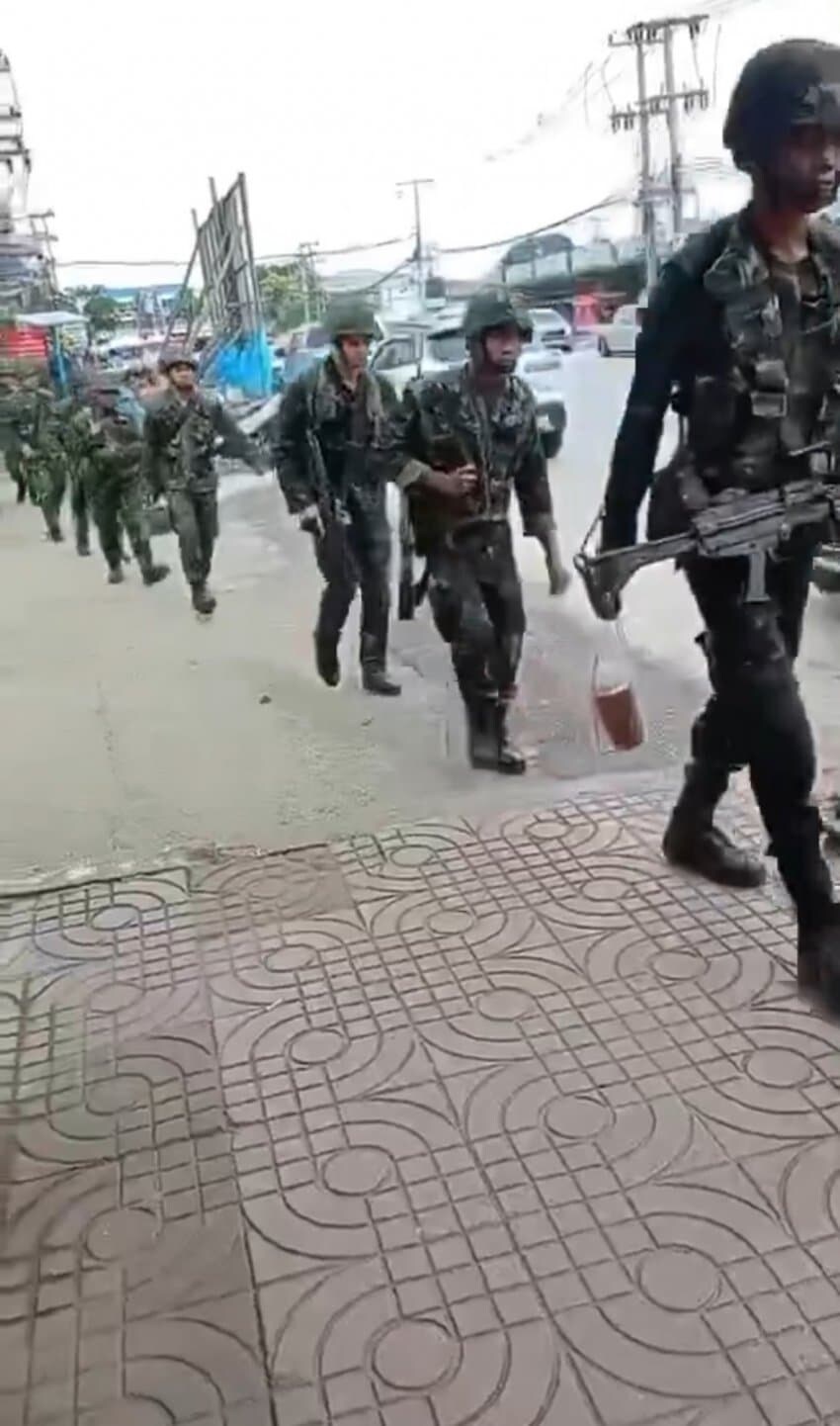 한국산 기관총으로 무장한 태국군이 국경으로 이동중_2.png